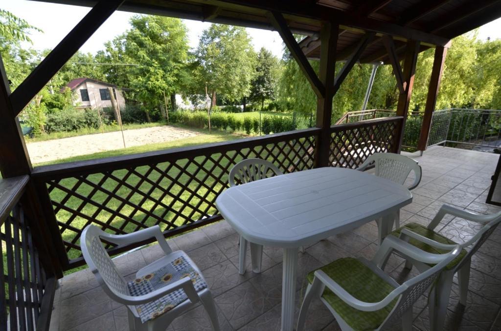 Tobo House Along The River Danube Radvaň nad Dunajom Exterior foto
